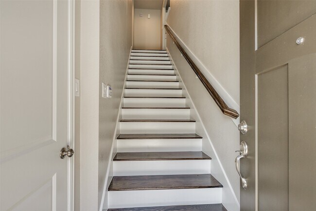 Building Photo - 221 Pk Pl Cir