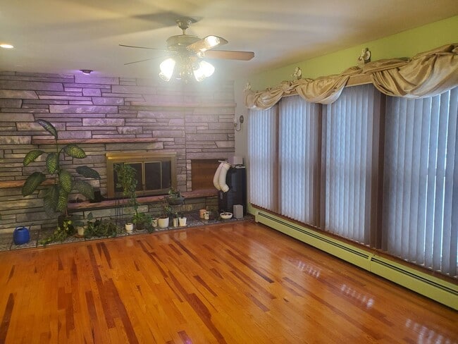 Building Photo - 3 Bedroom Single Family Home