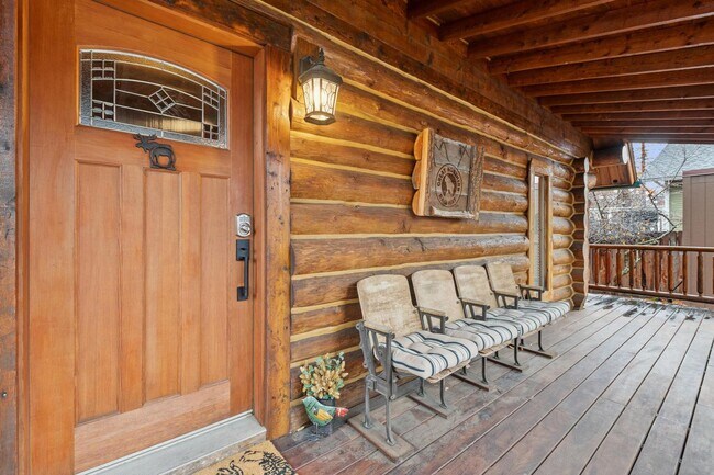 Foto del edificio - 4 bedroom  Whitefish River Cabin