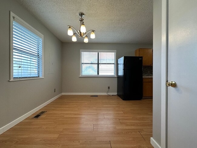 Building Photo - Beautiful 3 Bed / 2 Bath Two-Story Home