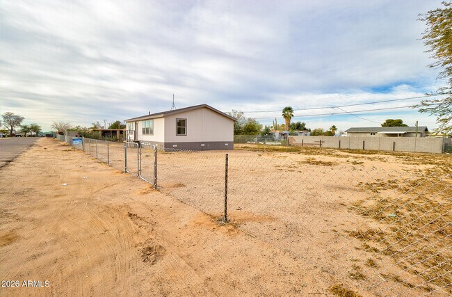 Foto del edificio - 5706 N Fuchsia St