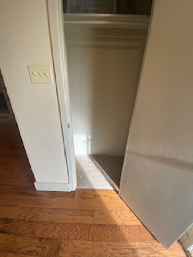 Building Photo - 2-bedroom, 1 bath house in Frisco. Parking uncovered.