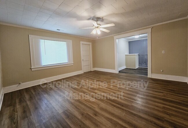 Building Photo - 703 7th St