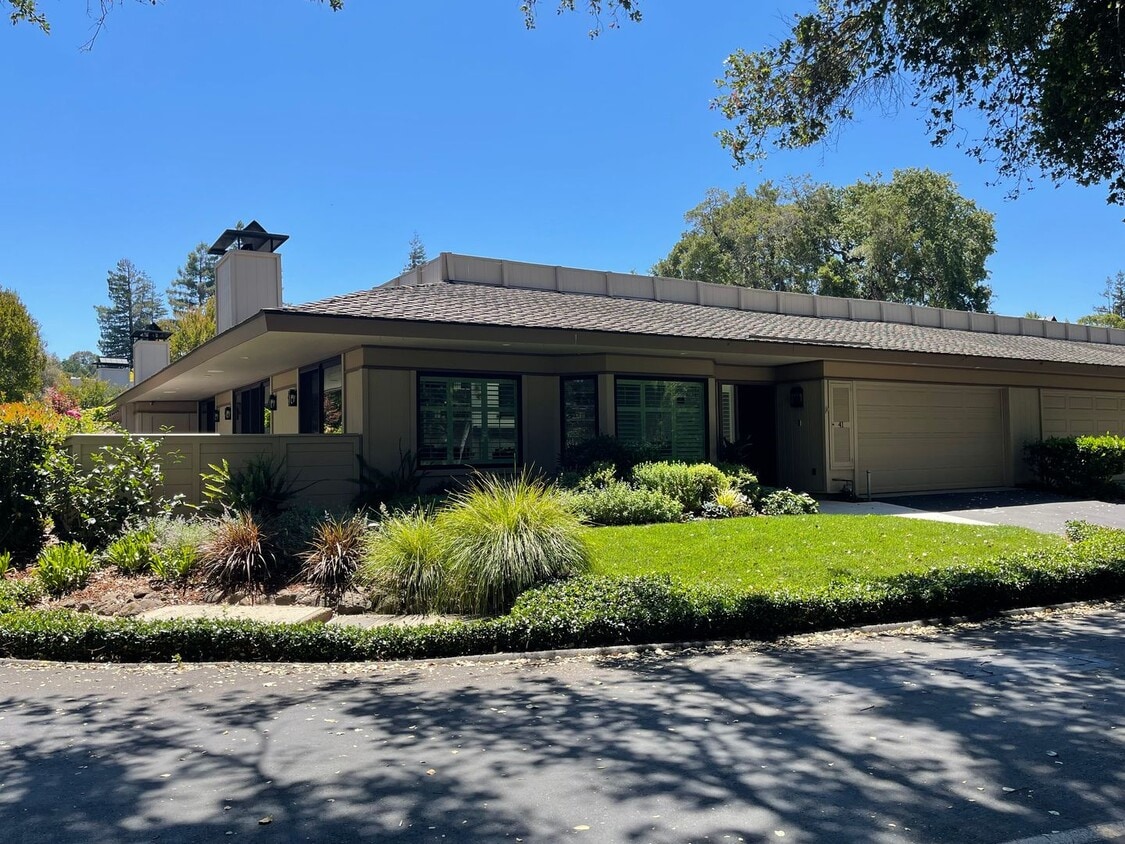 Primary Photo - Luxury townhouse, close to town, easy comm...