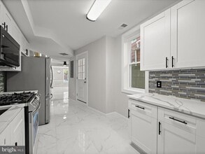 Building Photo - 1015 S Kenwood Ave