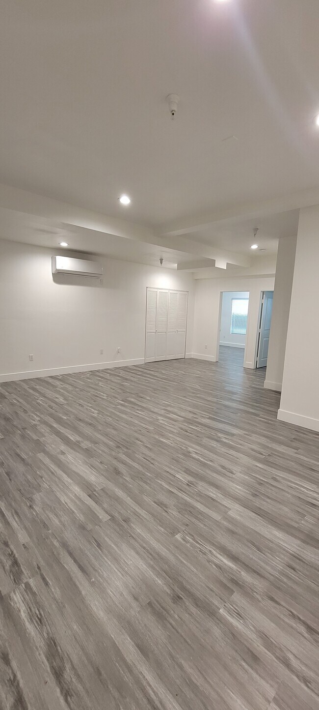 Building Photo - 5632 Willowcrest Ave