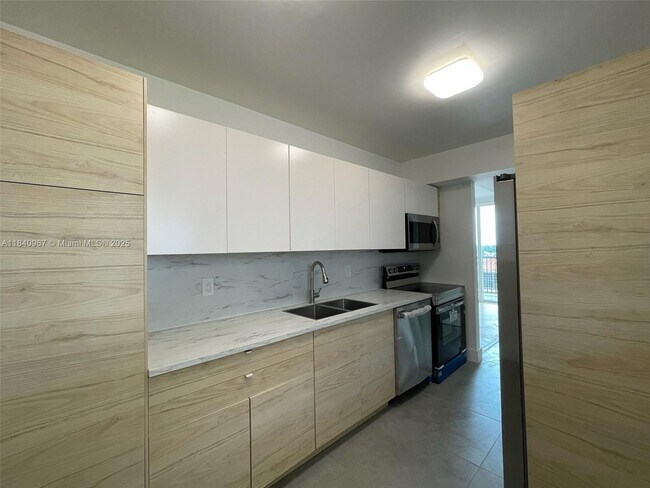 Foto del edificio - 8888 Collins Ave