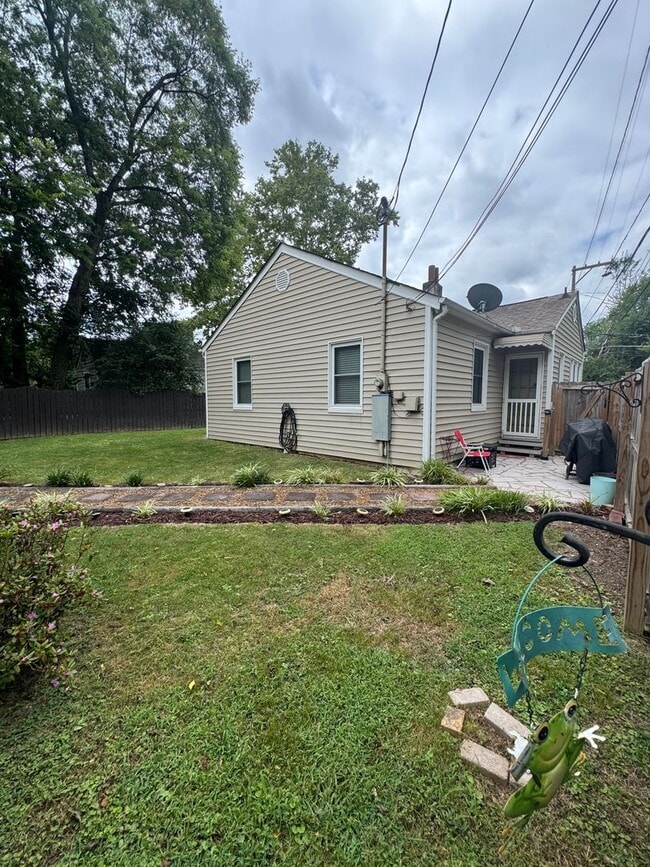 Building Photo - Knoxville 37917 - 2 bedroom, 1 bath - call Lisa Vineyard 865-216-9334