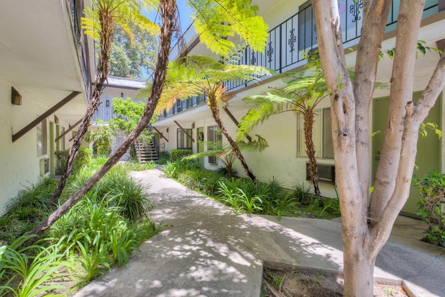 Courtyard Area - Bluffside Apartments