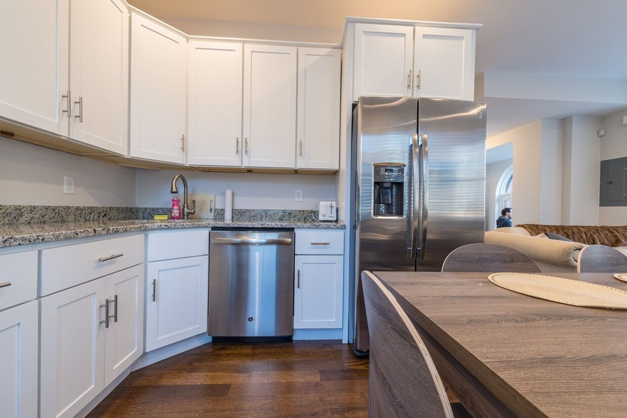 Luxurious 3-bed, 4-bath Newton Townhouse - Luxurious 3-bed, 4-bath Newton Townhouse