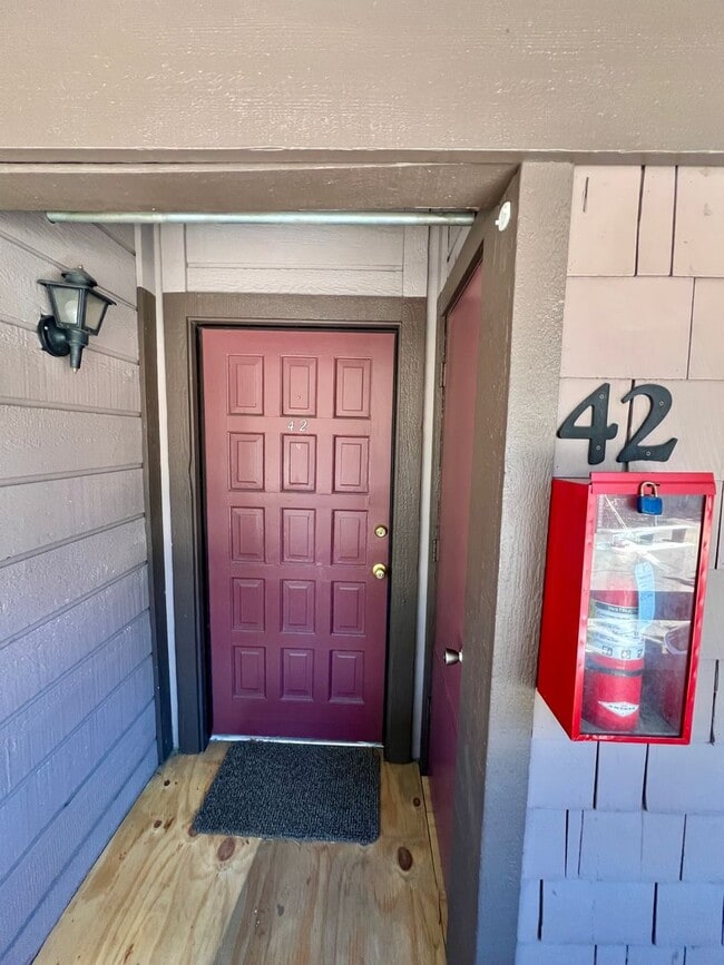 Building Photo - Fully Furnished 1-Bedroom Loft – Sierra Ma...