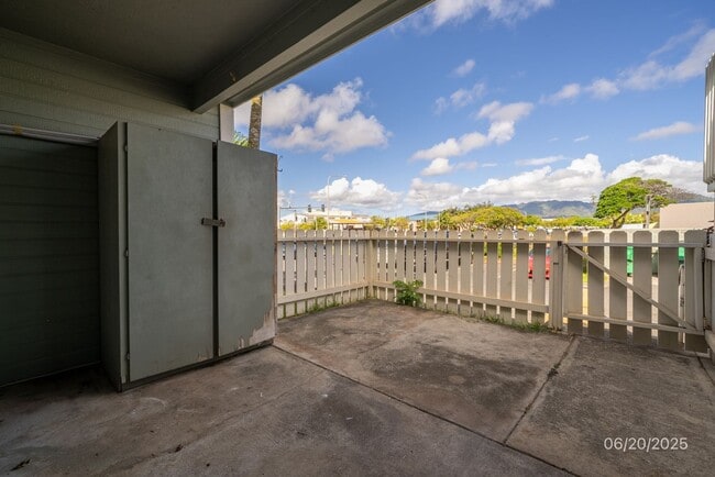 Building Photo - MOVE IN READY! 2/1.5/2 Renovated Unit, Cen...