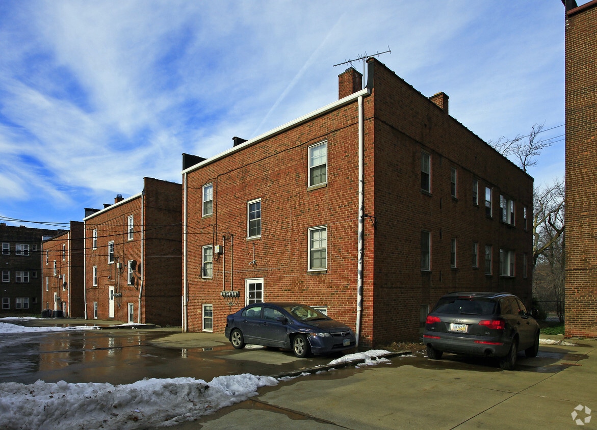 Foto del edificio - 2668-2672 Mayfield Rd