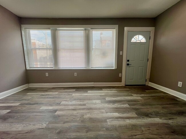 Building Photo - Newly Renovated 3-Bedroom Townhome in Elmw...