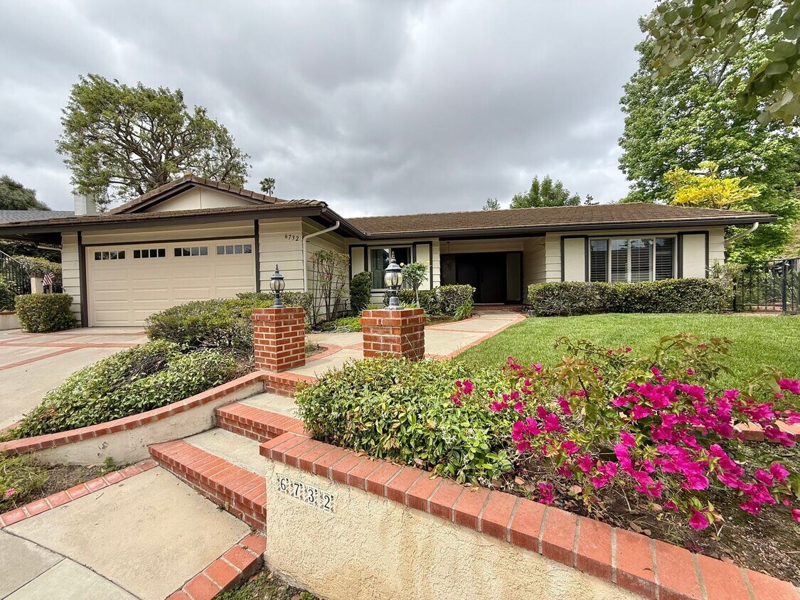 Foto principal - 4 Bedroom Home in Del Cerro with SOLAR!!