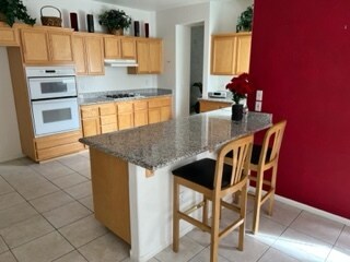 Nice open kitchen and sit at island - 10025 Summer Oak Ln