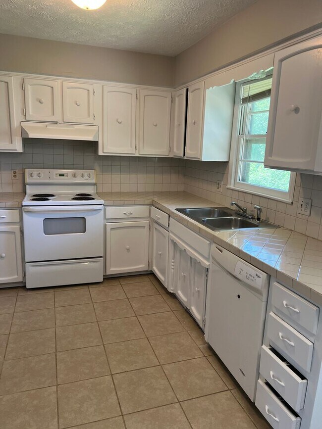 Foto del edificio - 3 bedroom 1.5 bathroom 2 car garage home a...