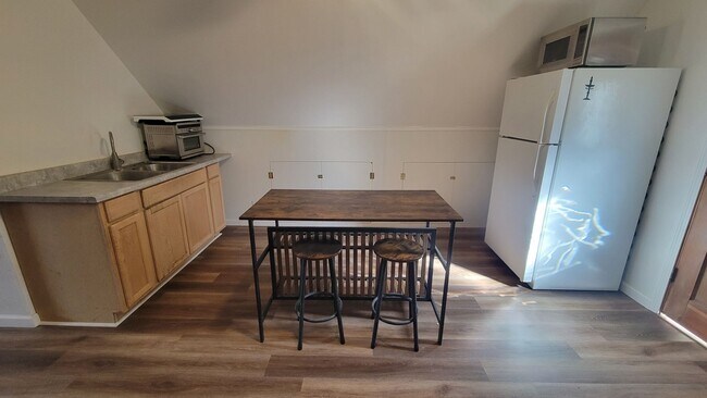 Building Photo - 2028 Linden Dr