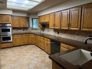 Building Photo - 3 Whispering Vine Ct