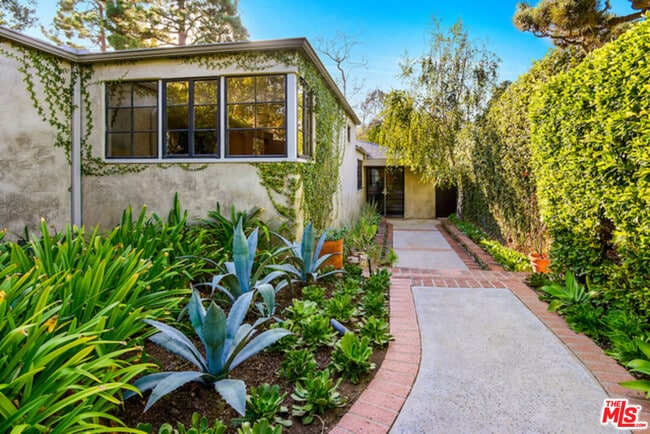 Building Photo - 677 San Lorenzo St