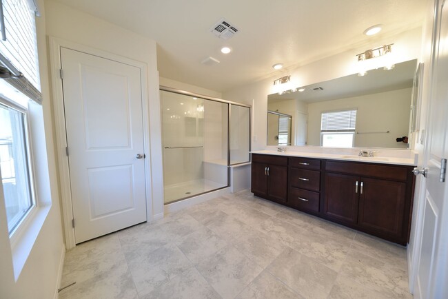 Foto del edificio - 5 Bed 3 1/2 Bath,  Beautiful home in gated community!