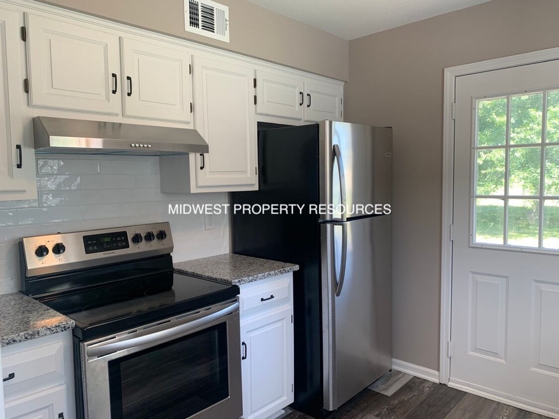 Primary Photo - 202 NW Market Pl, LSMO 64063