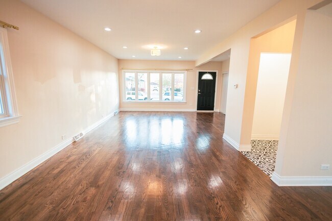 Foto del edificio - 7916 McVicker Ave