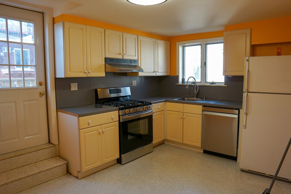 Foto principal - 8726 20th Ave