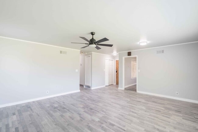 Building Photo - Prime Location! 4 bed/ 3 bath! Schedule a ...