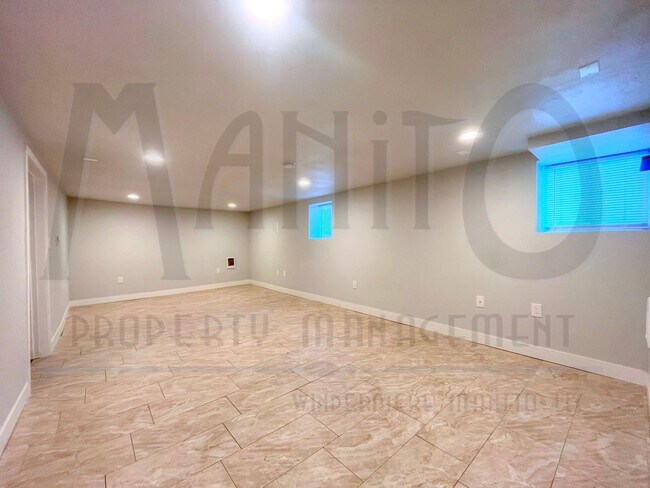 Foto del edificio - Garland Triplex