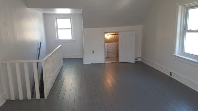 Building Photo - Large home for family!