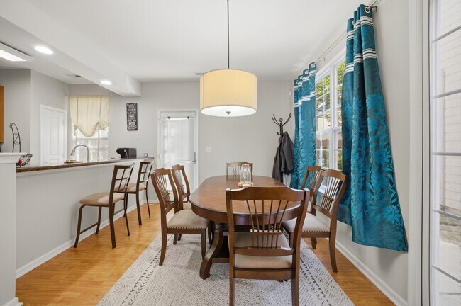 Foto del edificio - 5325 Brinsley Ln