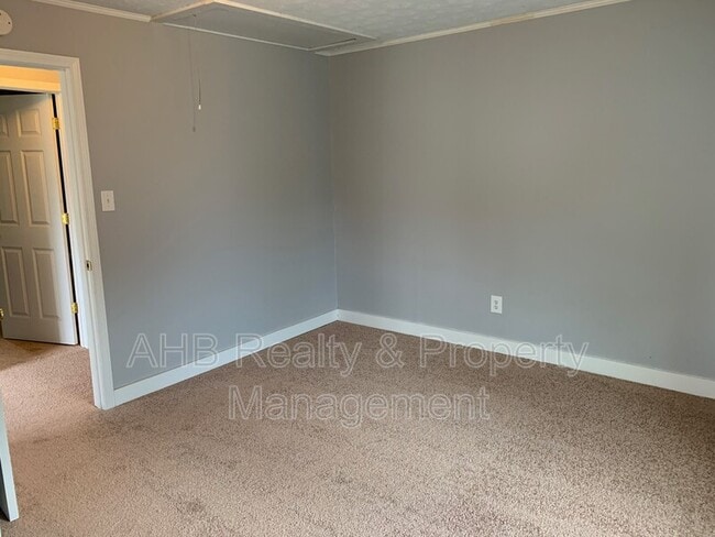 Building Photo - 401 Poplar St