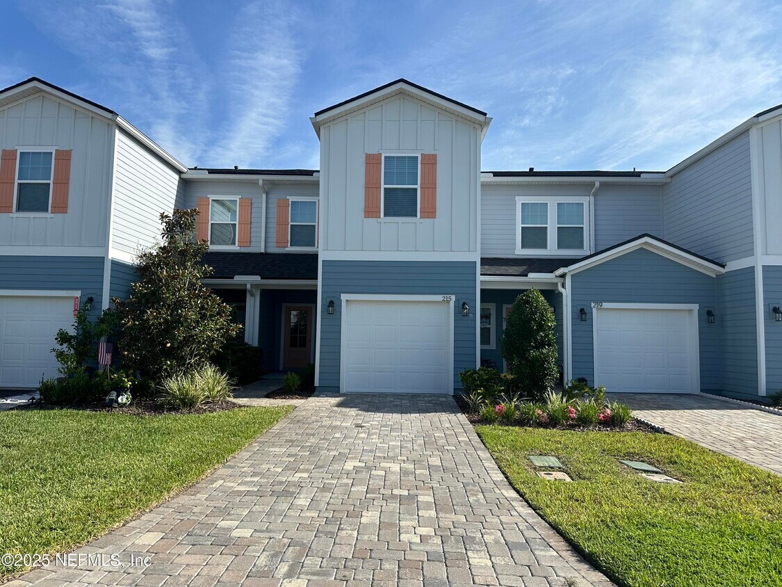 Foto principal - 215 Pine Bluff Dr