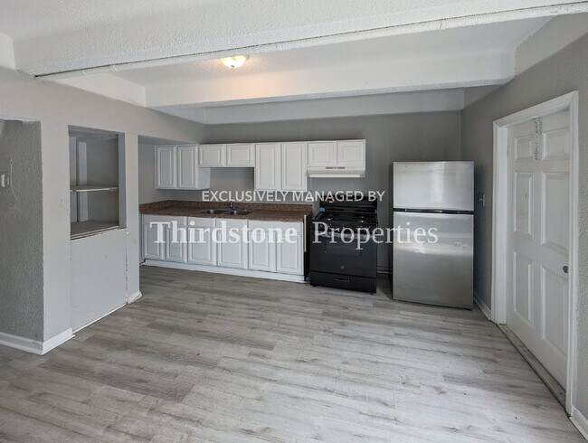Building Photo - 833 E University Blvd