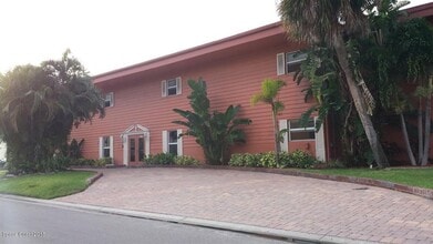 Building Photo - 220 Columbia Dr