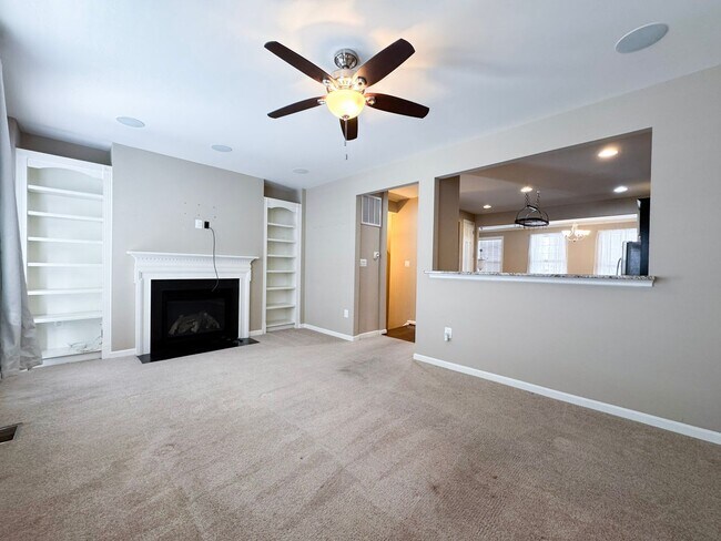 Foto del edificio - Beautiful And Spacious 3 Bed 3.5 Bath Interior Brick Townhome With Balcony In Hastings Marketplace