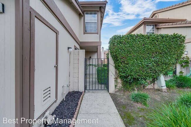 Building Photo - 3 br, 2.5 bath House - 4051 Sunset Terrace