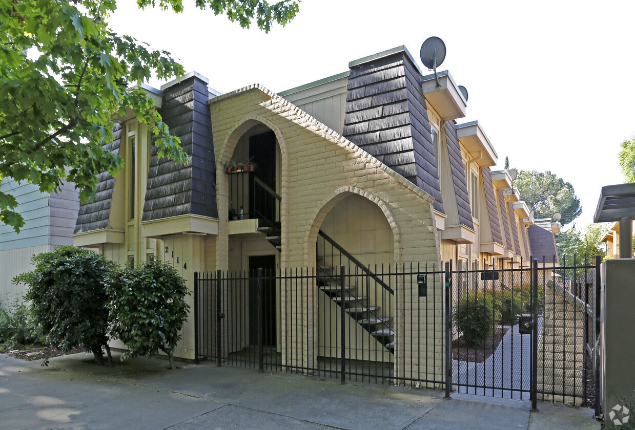 Primary Photo - 2114 H St