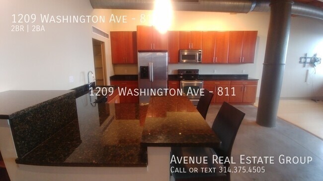 Building Photo - Gorgeous Downtown Loft