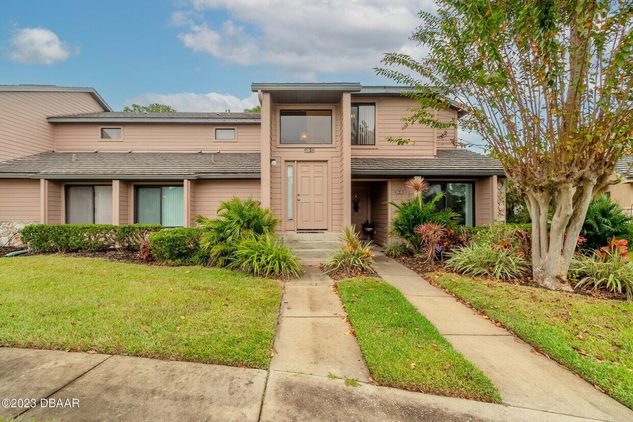 Primary Photo - 2 bed 2 bath Townhome for rent
