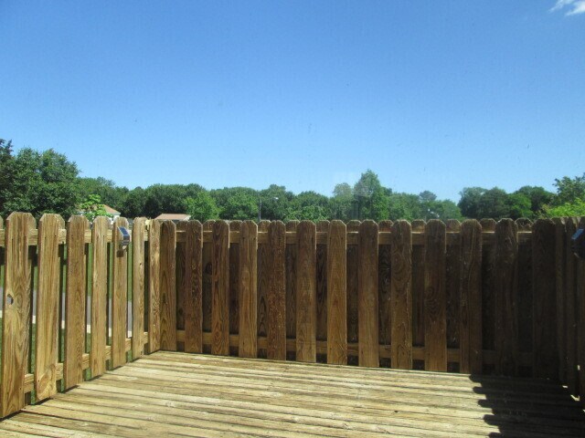 Building Photo - Newly renovated tri-level townhome in Pine...