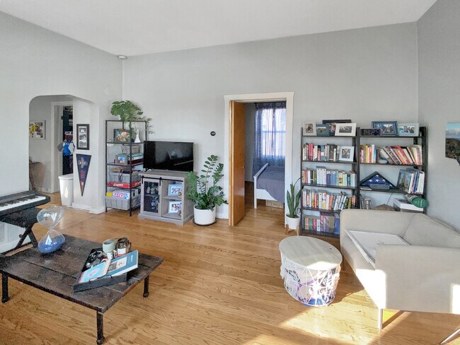 Foto del edificio - 2137 N Maplewood Ave