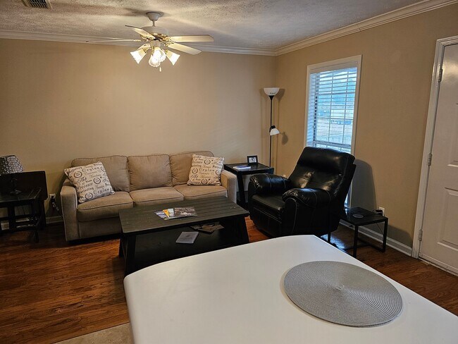 Foto del edificio - 1064 N Montgomery St