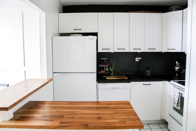 Foto del edificio - 1355 N Sandburg Terrace