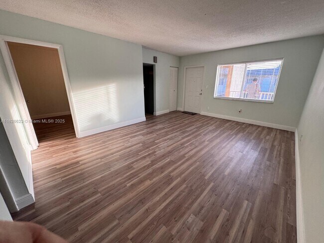Foto del edificio - 7910 Taft St