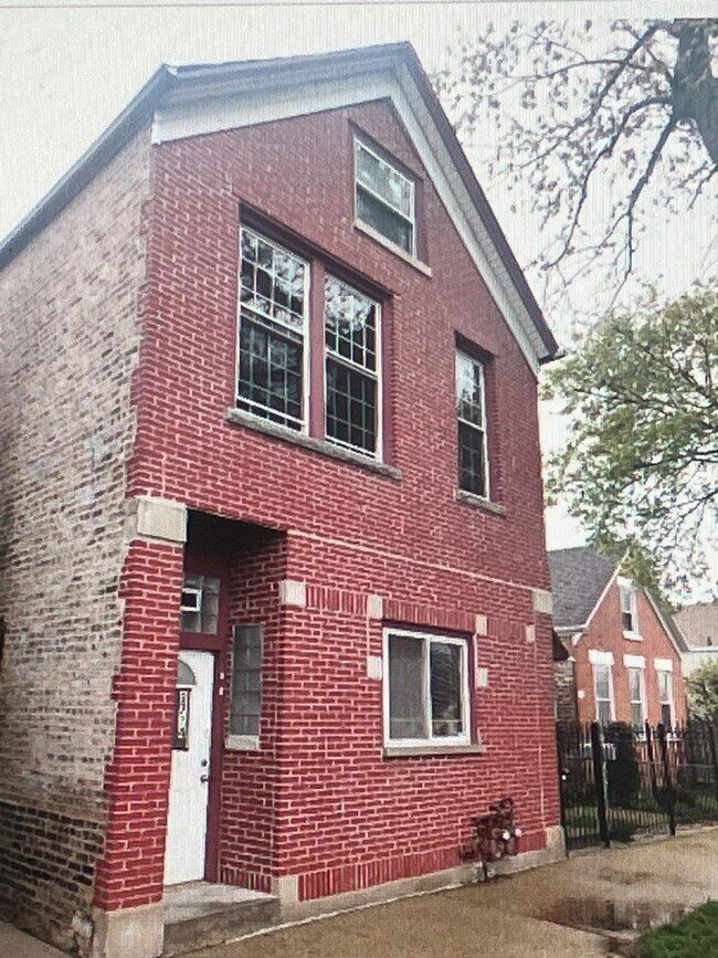 Building Photo - 2714 S Sacramento Ave
