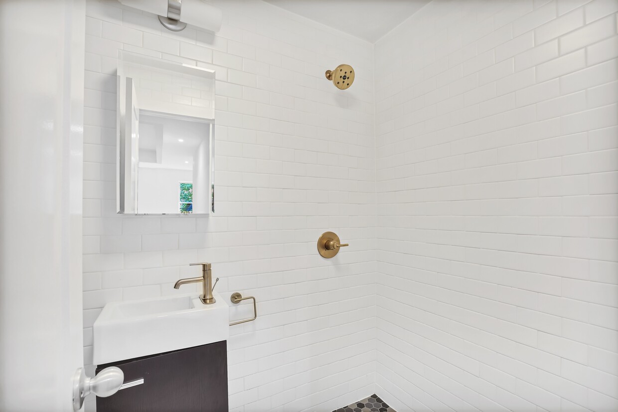 Building Photo - Chic apartment with exposed brick