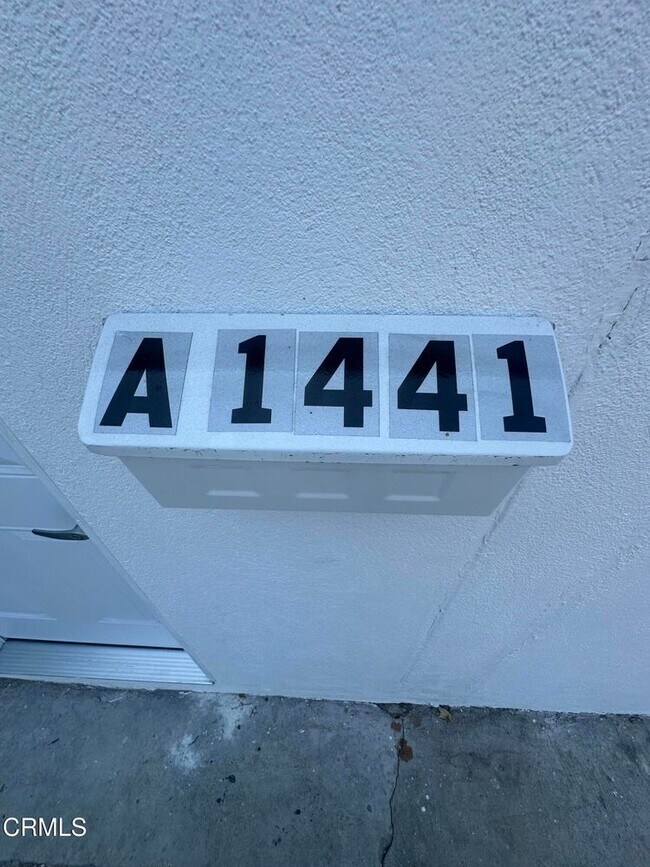 Foto del edificio - 1441 N Carmelita Ave