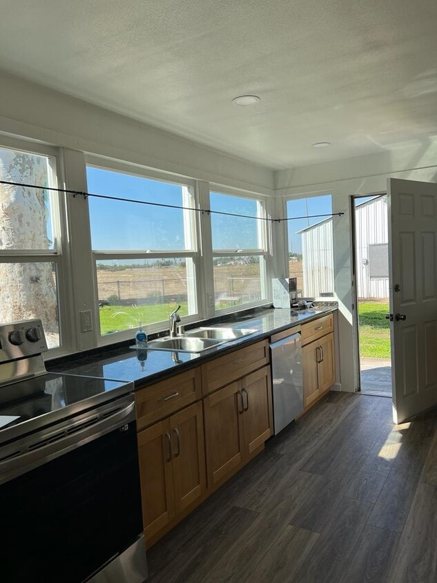 Foto del edificio - 7534 Almond Ave